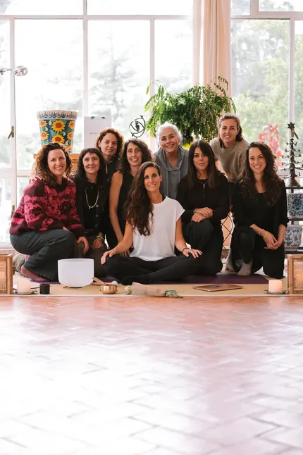 Un grupo del retiro reunido con Ana en la sala de prácticas