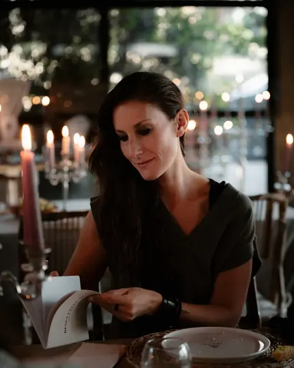 Ana sentada a la mesa durante una comida del retiro